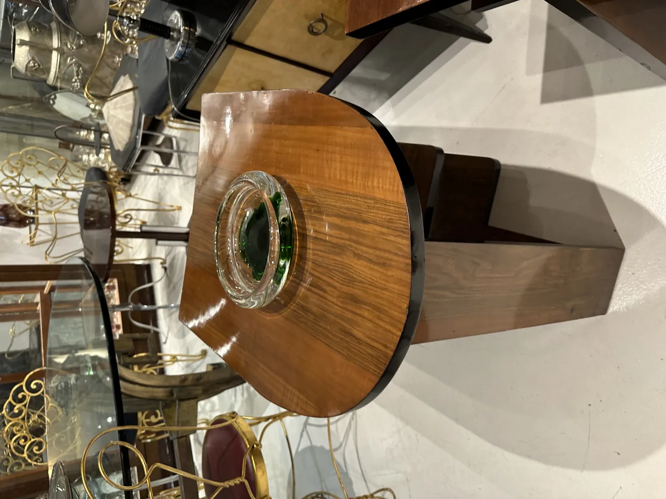 antikes murano-glas mit grünem sockel und sanften formen