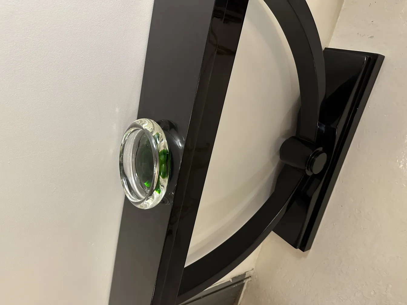 सुंदर गोल मुरानो कांच हरे विवरणों के साथ