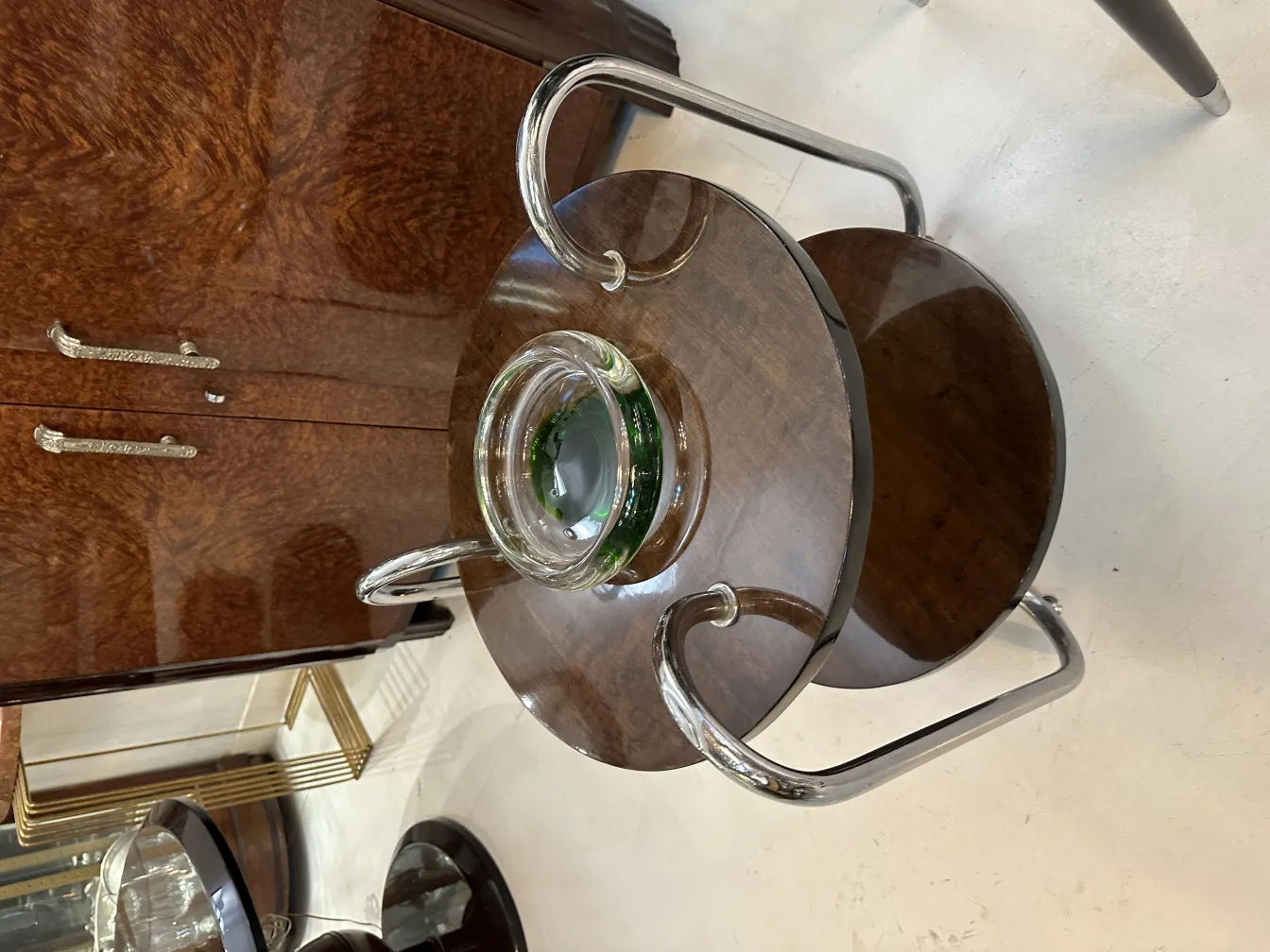 pieza decorativa antigua de cristal de murano con diseño único, ambiente elegante