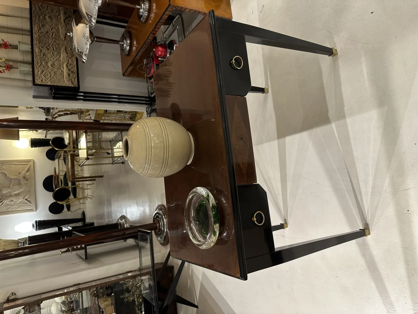 アンティークテーブルの上のムラーノガラスの装飾的な花瓶