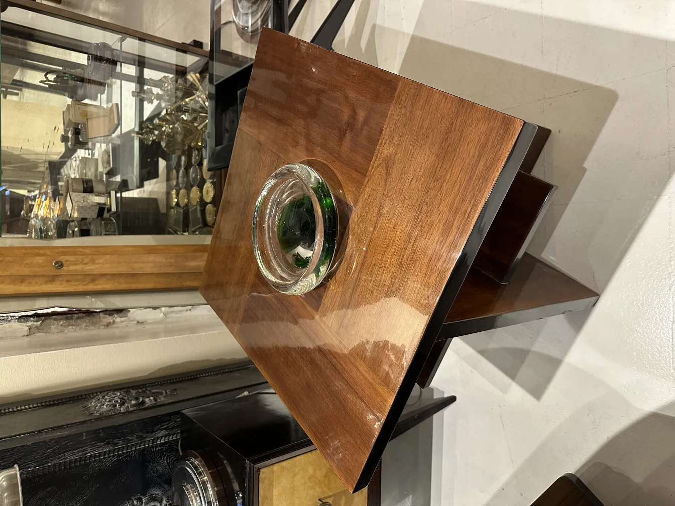 grüner murano-glasbecher auf einem Holztisch