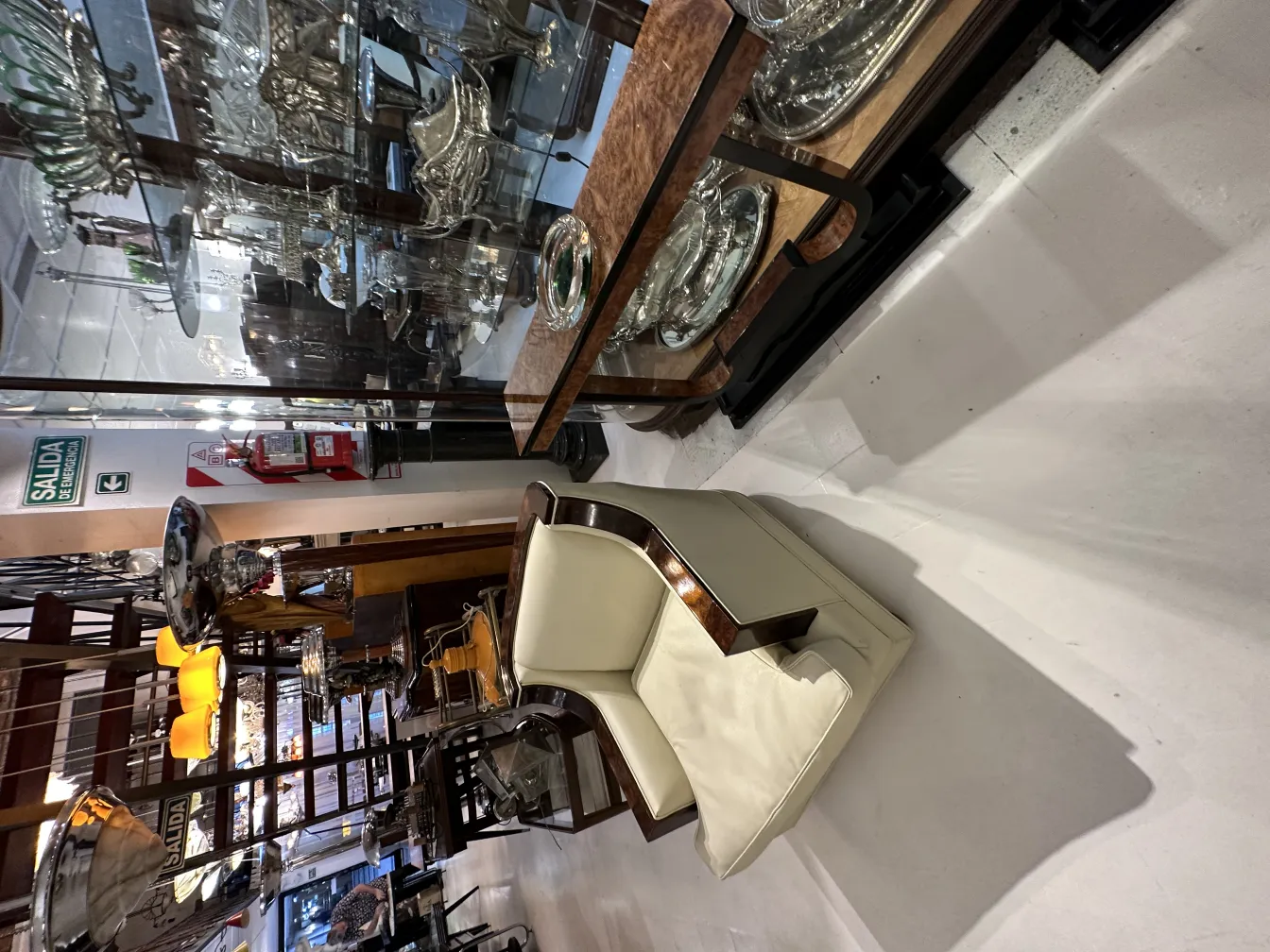 mobilier ancien avec des détails en cristal de murano, cadre élégant