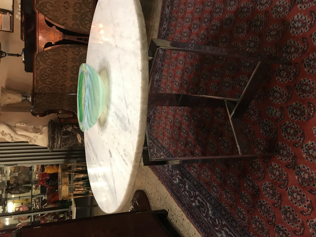 ciotola di vetro di murano antico su tavolo di marmo