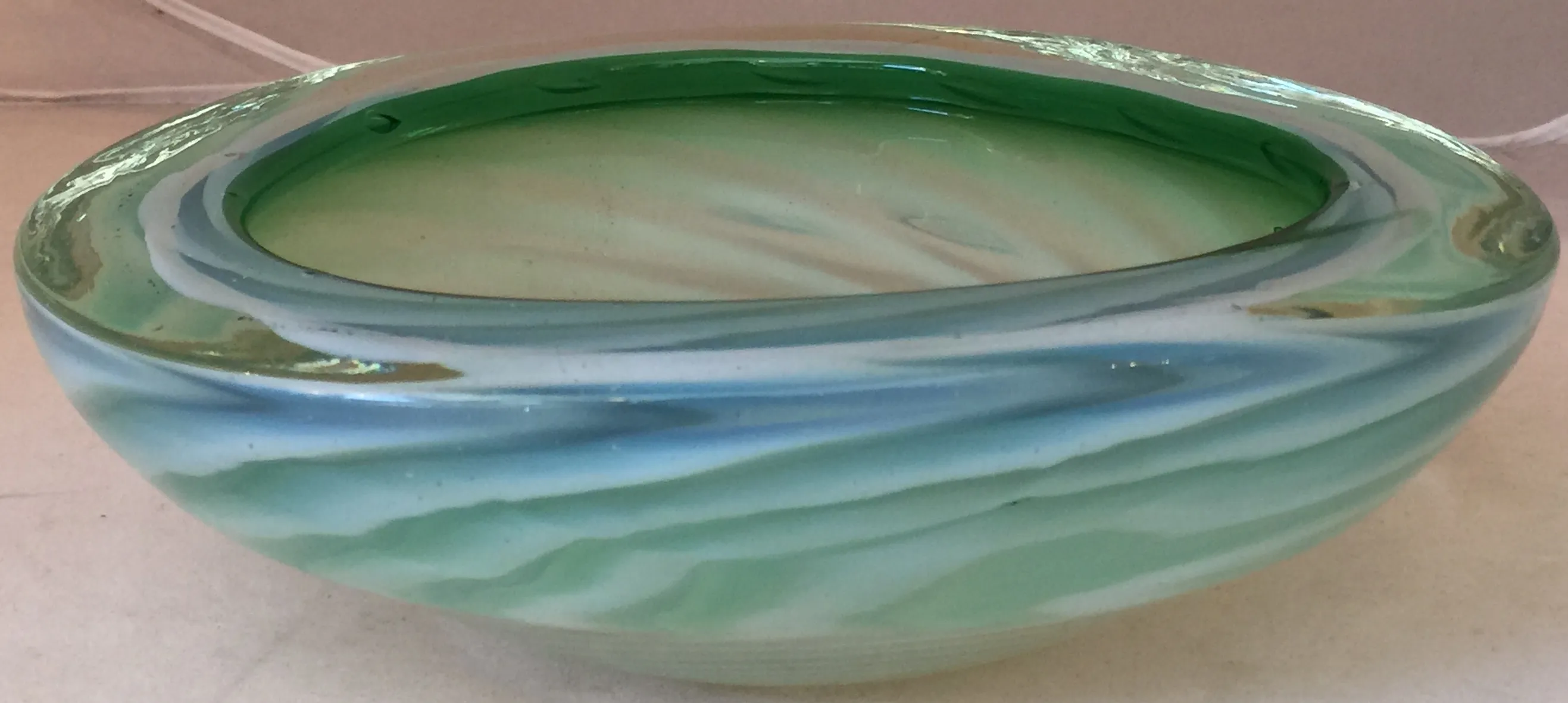 Alte dekorative murano-glaspiece in blauen und grünen Tönen mit flüssigem Design.