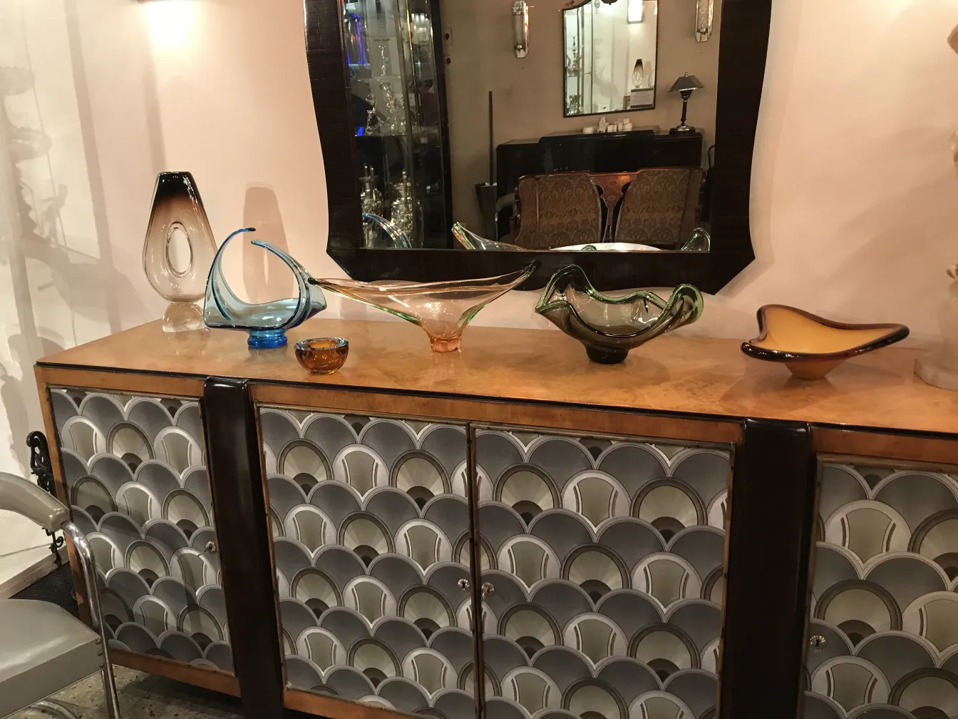 Ancien cristal de Murano, avec des formes élégantes et des couleurs variées, sur une table.