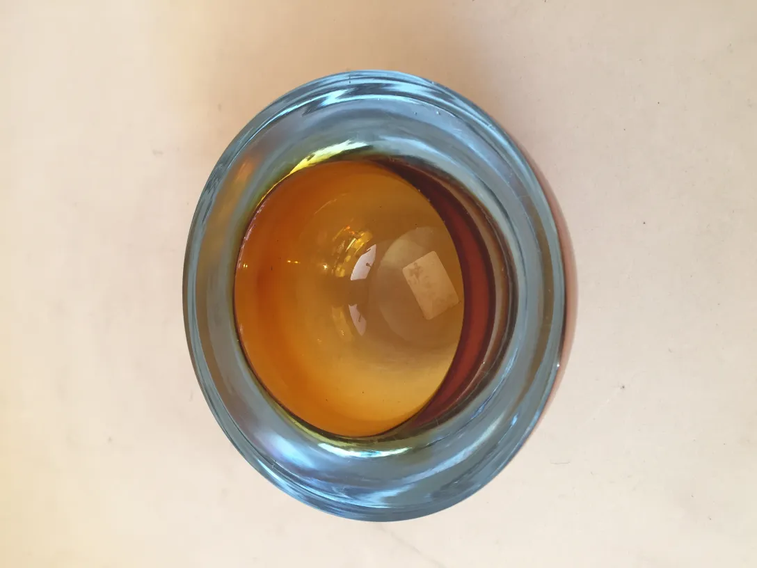 murano-glasstück mit gelben und orangenen Details