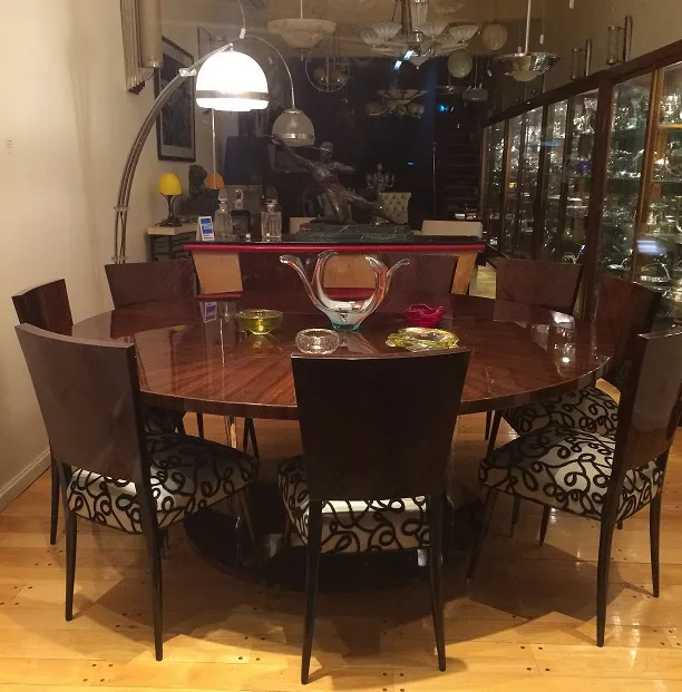 زجاج مورانو القديم بألوان زاهية على طاولة طعام