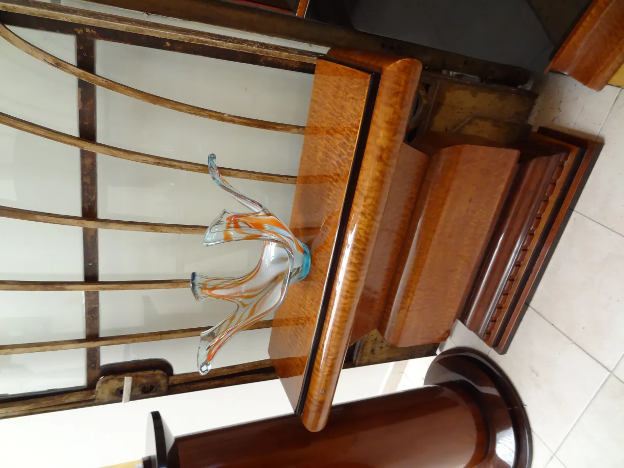 Cristallo di Murano con design arancione e blu su un tavolo antico in legno.