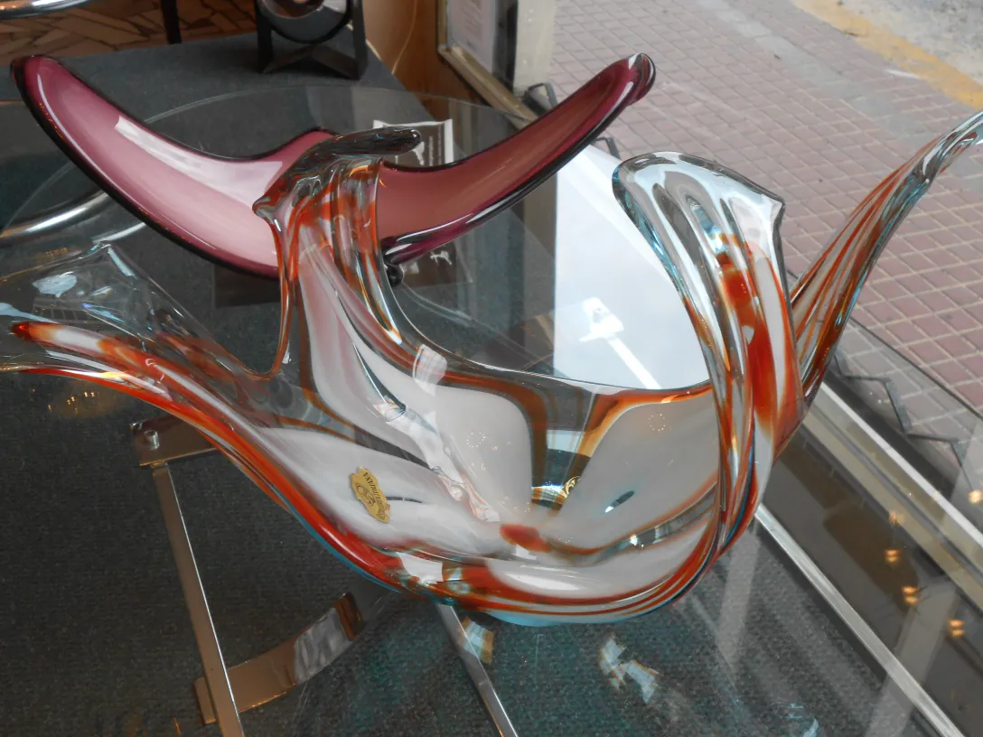 Antiguo cristal de Murano en colores vibrantes y formas fluidas, decorativo en vitrina