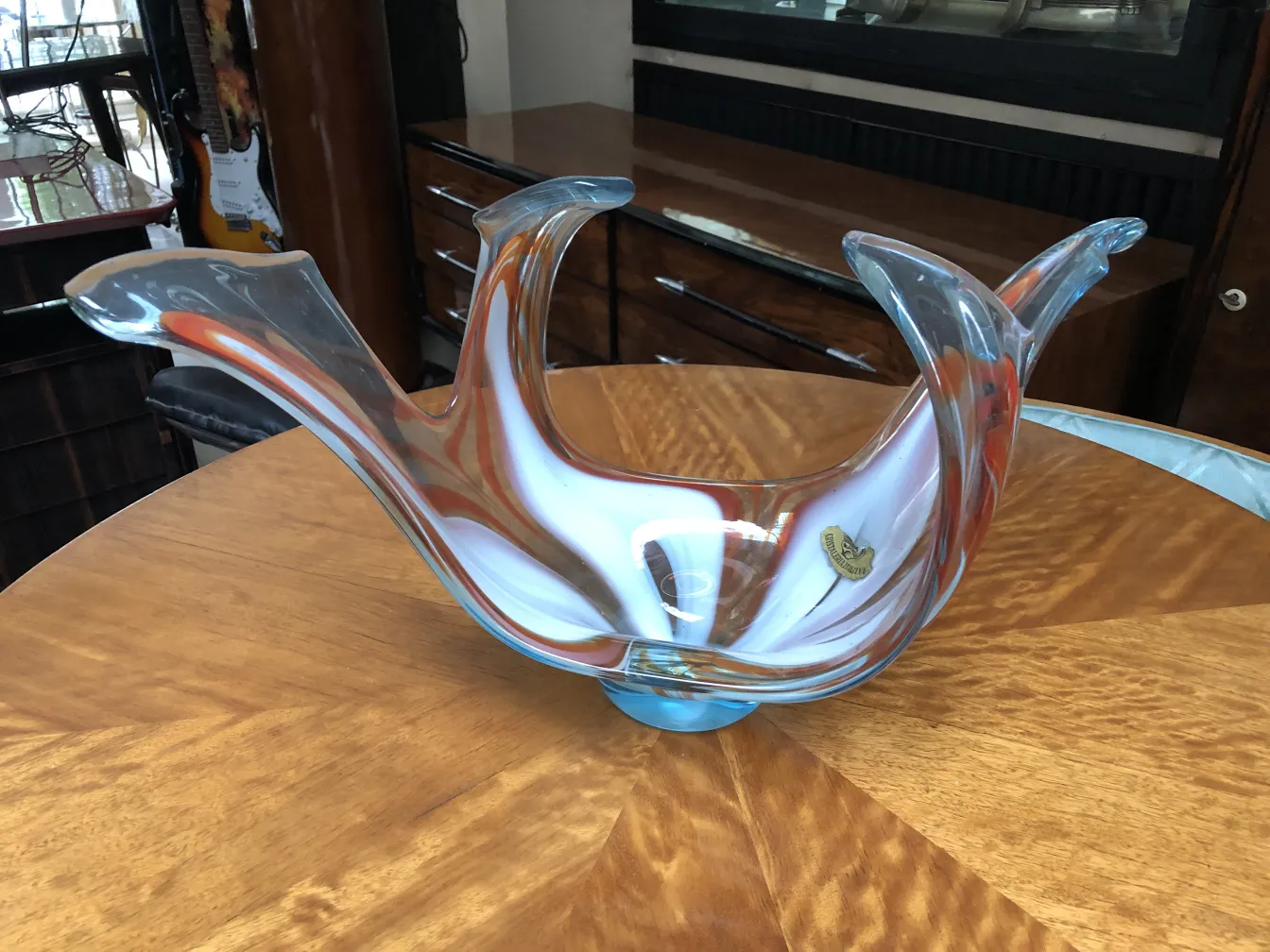 Hermoso cristal de Murano con diseño fluido en colores claros, antiguo.