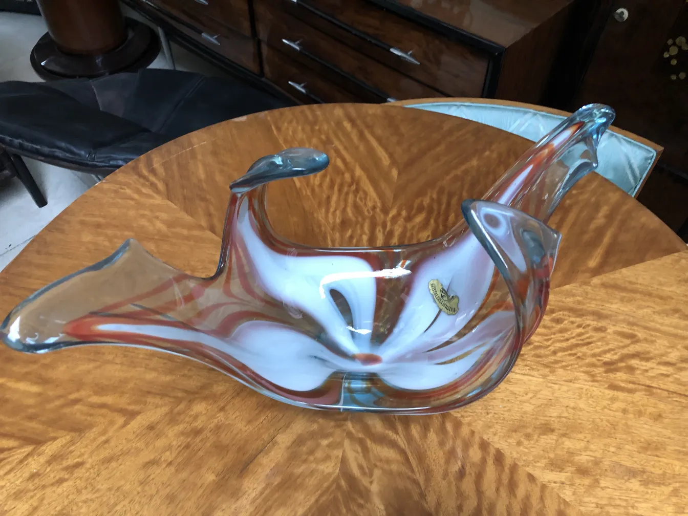 古いムラーノガラス、テーブル上のエレガントな形状