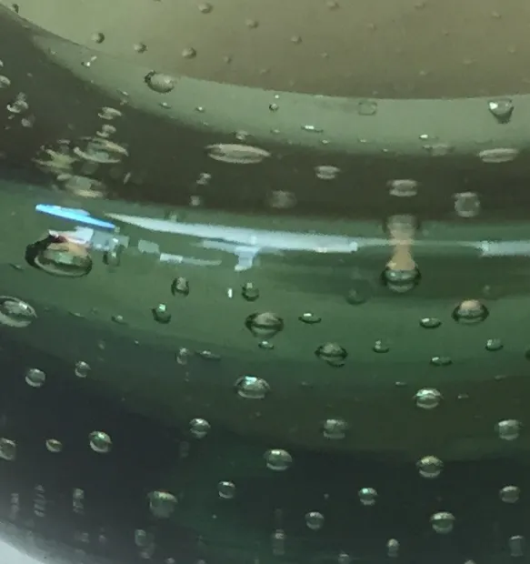 detalhe de um cristal de murano antigo com bolhas visíveis