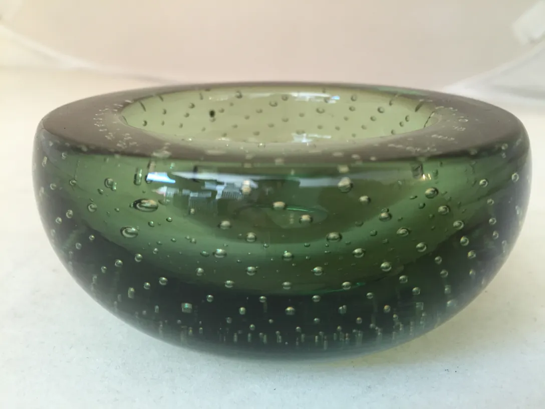 ciotola verde in vetro di murano con bolle