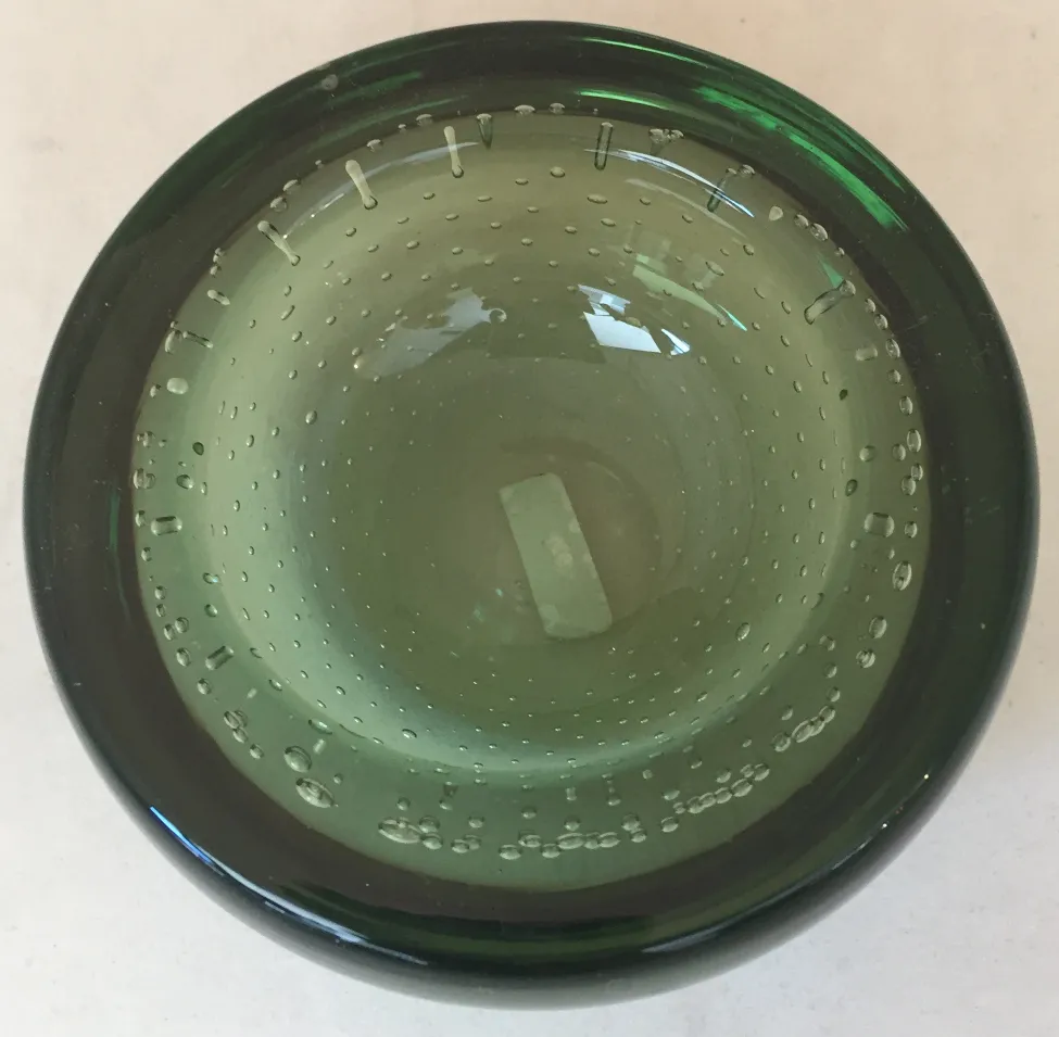 oberfläche eines antiken murano-glas grünes mit blasen
