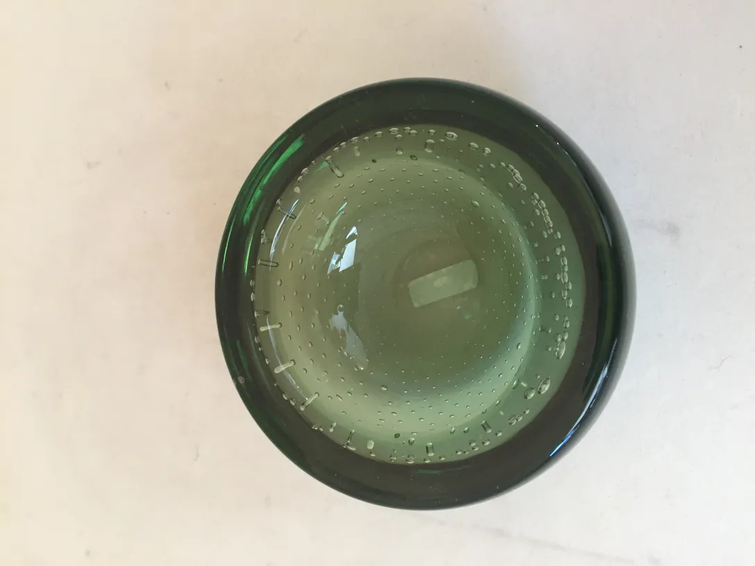 Vue de dessus d'un cristal de Murano ancien en nuances de vert avec des bulles