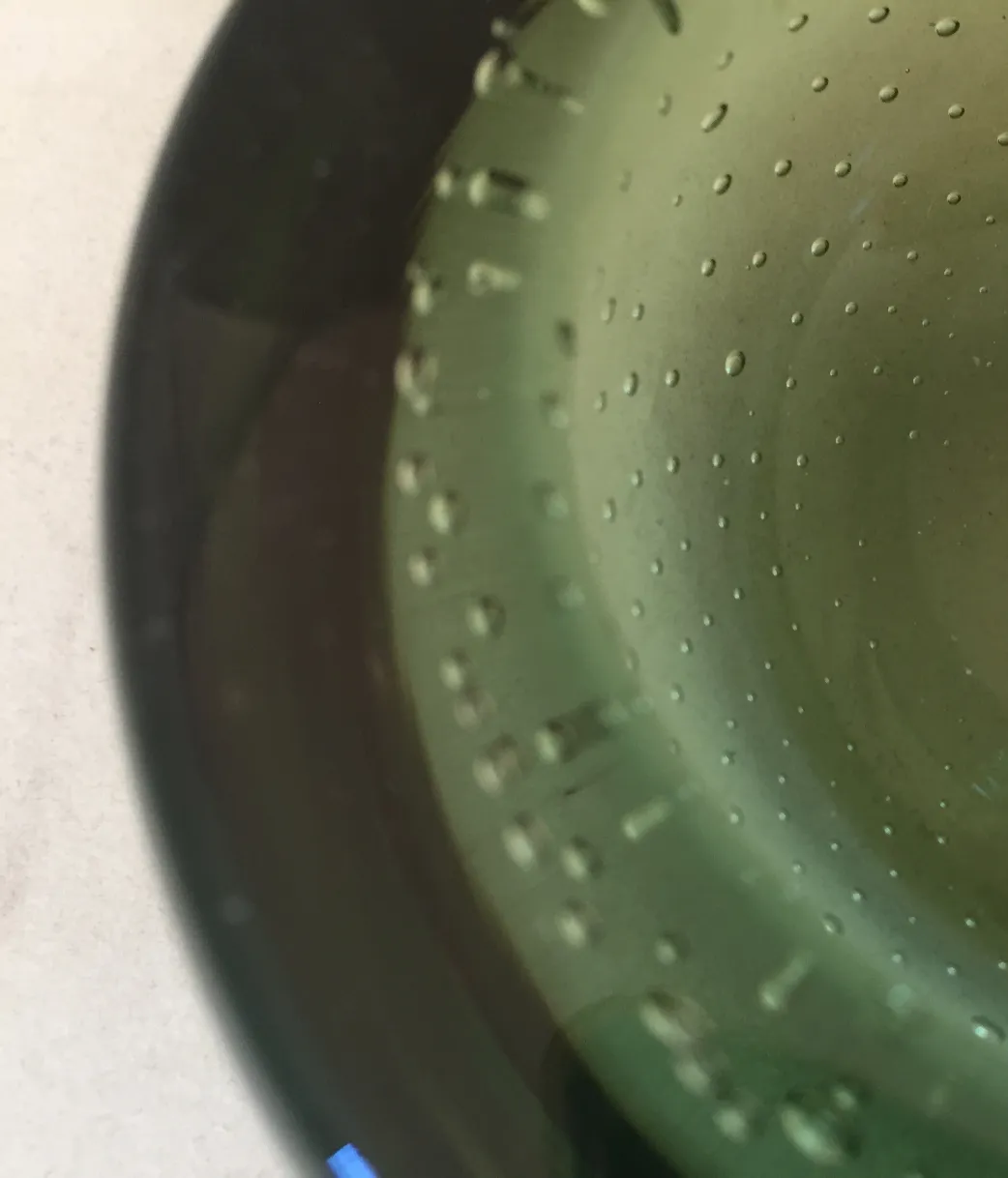 Antikes Murano-Glas mit Blasen und dekorativen Details