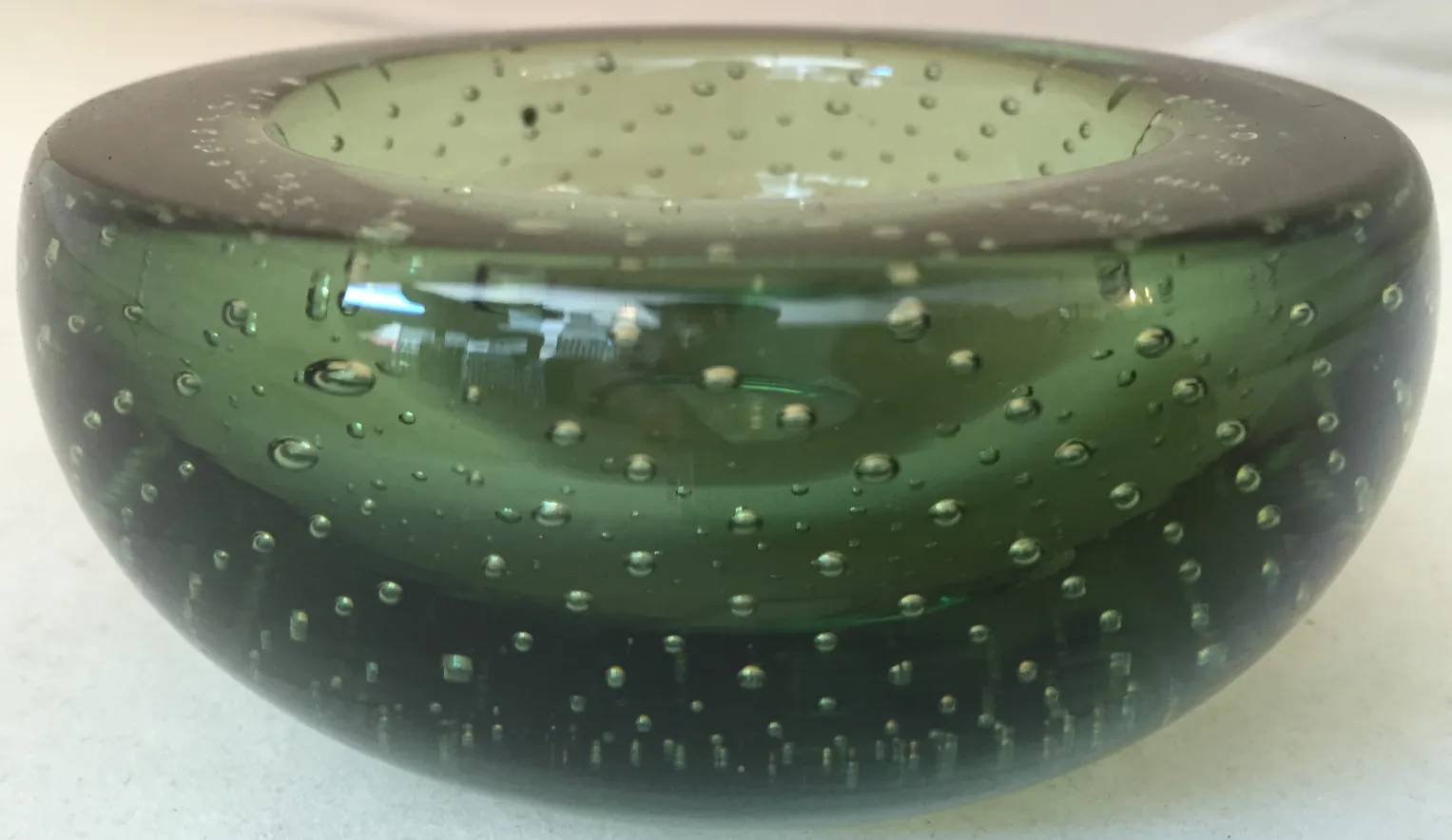 Vetro di Murano antico con bolle di colore verde, forma rotonda.