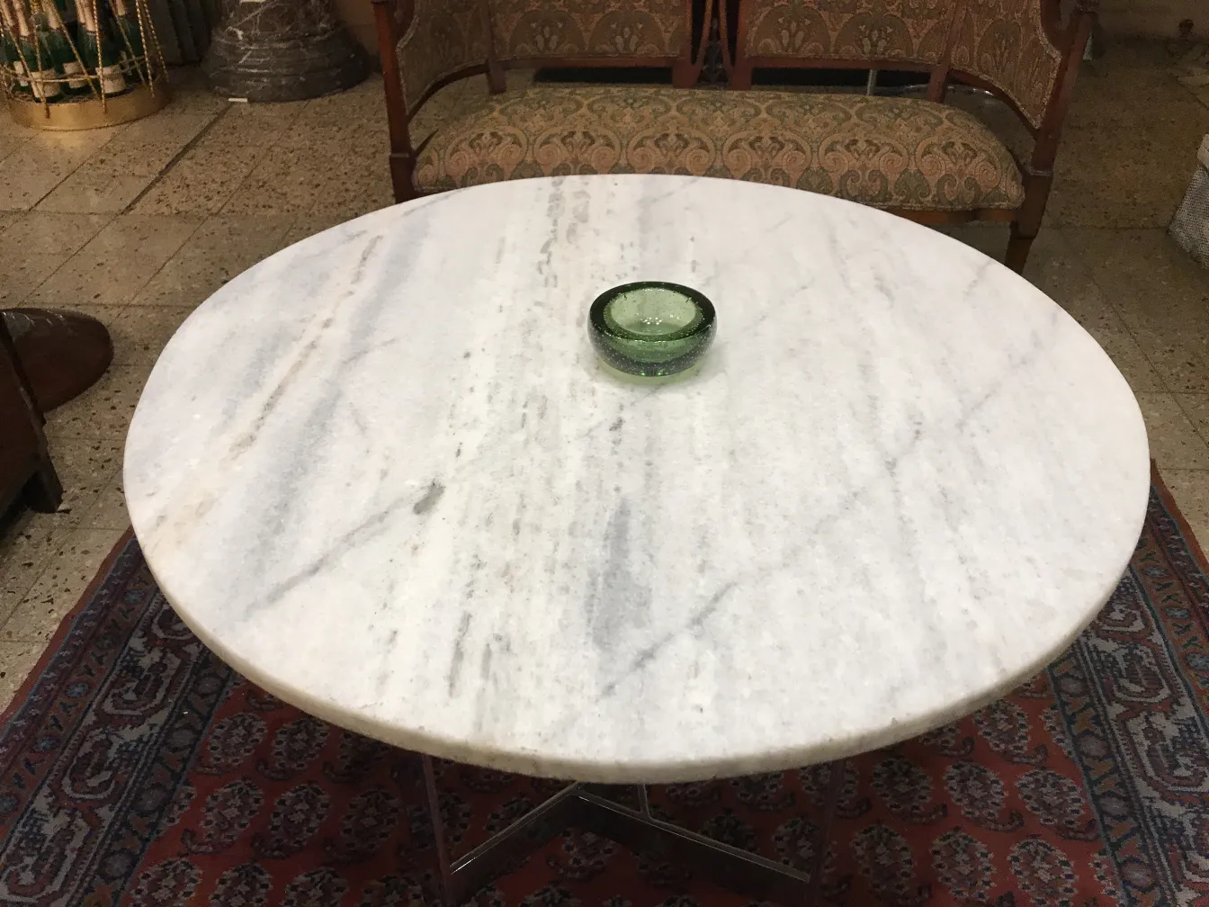 decorazione antica in vetro di murano su tavolo bianco