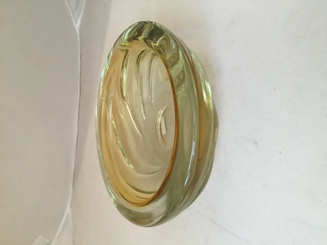 antike murano-glas schüssel in gelblicher farbe