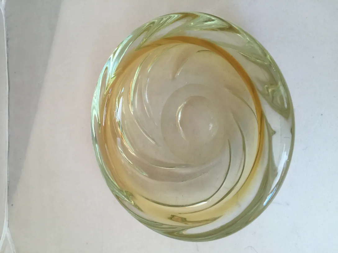 antik murano glas schüssel mit sanftem grünem spiralmuster