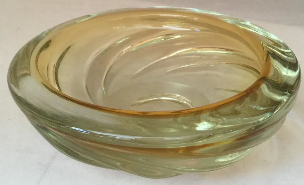 decoração antiga de cristal de murano com curvas suaves e tons dourados