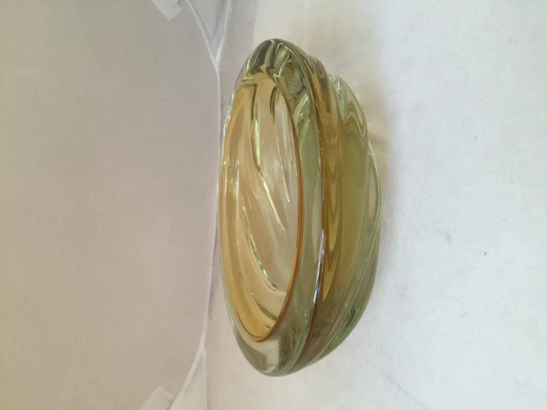 antik murano-glas mit gewelltem design und sanften farben