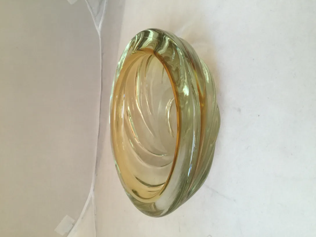 Antigo cristal de Murano com design espiral e tom dourado