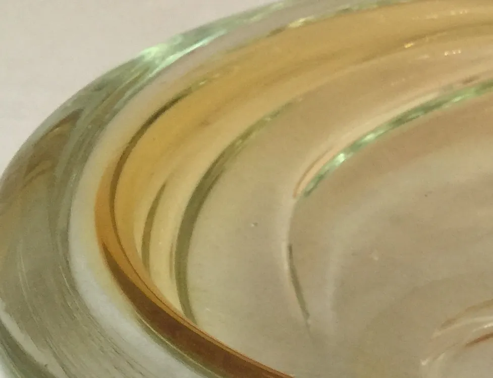 dettagli dorati su antico vetro di murano con forme morbide