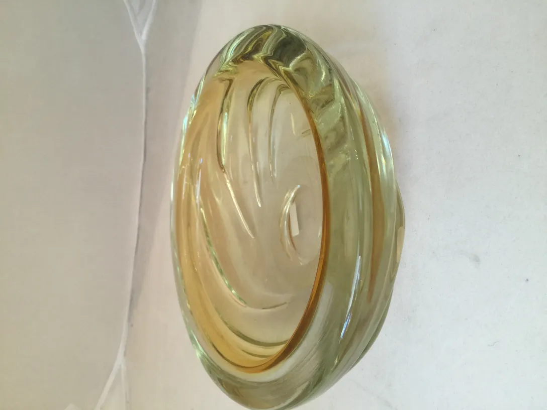 tigela decorativa antiga de cristal de murano com design ondulado e tom dourado