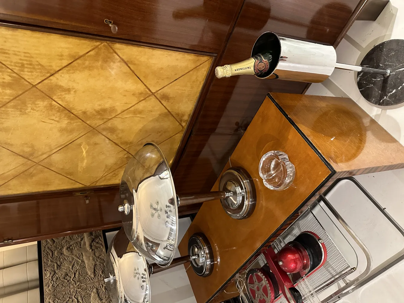 Cristal de Murano antigo com acabamentos elegantes e detalhes únicos em um ambiente antigo.