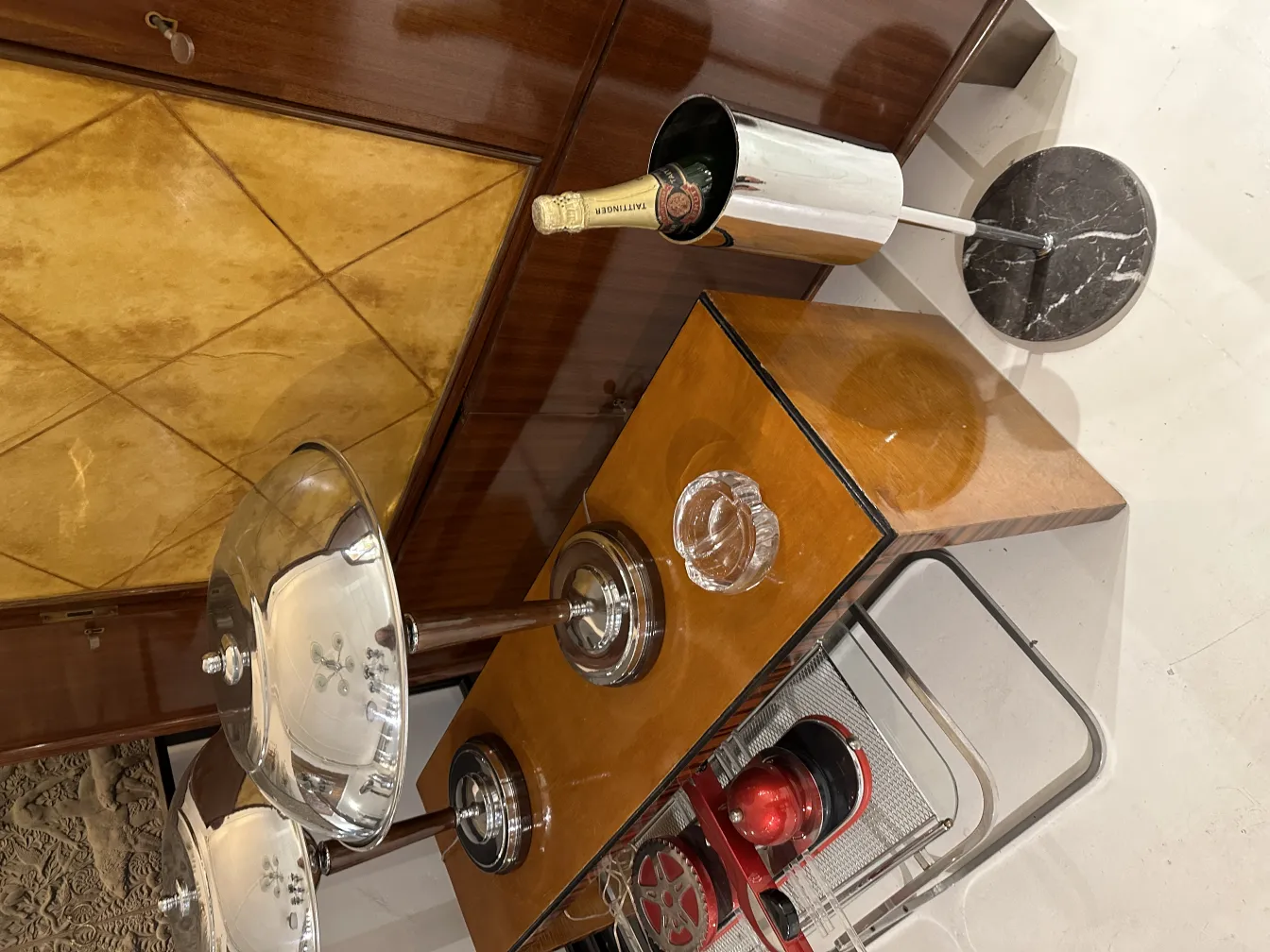 Vetro di Murano antico, elegante e decorativo, con toni chiari.