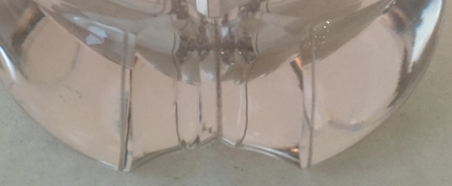 detalle de un antiguo cristal de murano con formas delicadas y elegantes