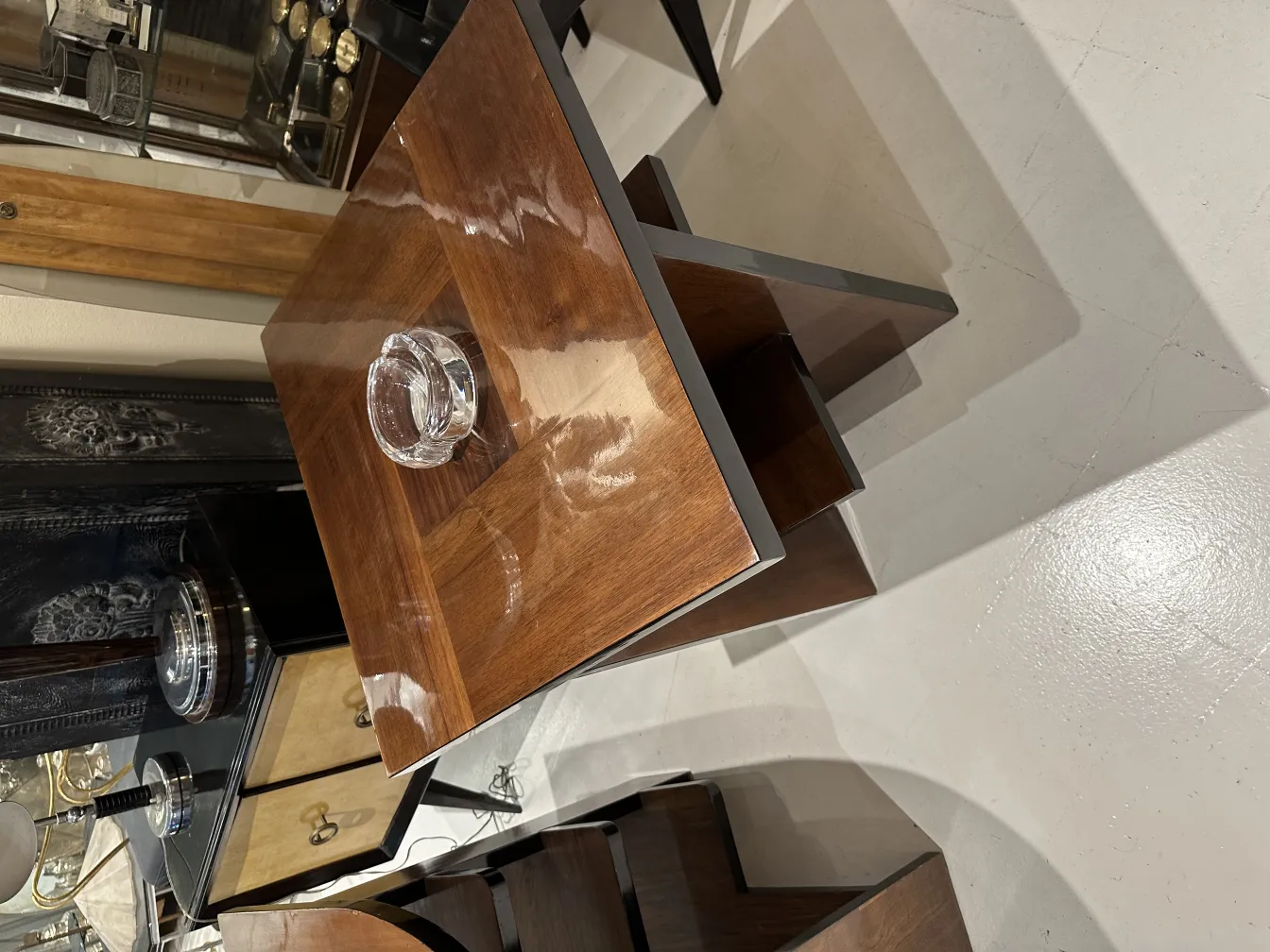 antico vetro di murano su elegante tavolo di legno