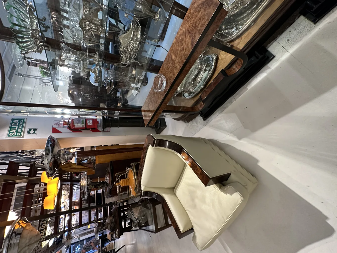 古いムラノガラス装飾品、エレガントな背景付き