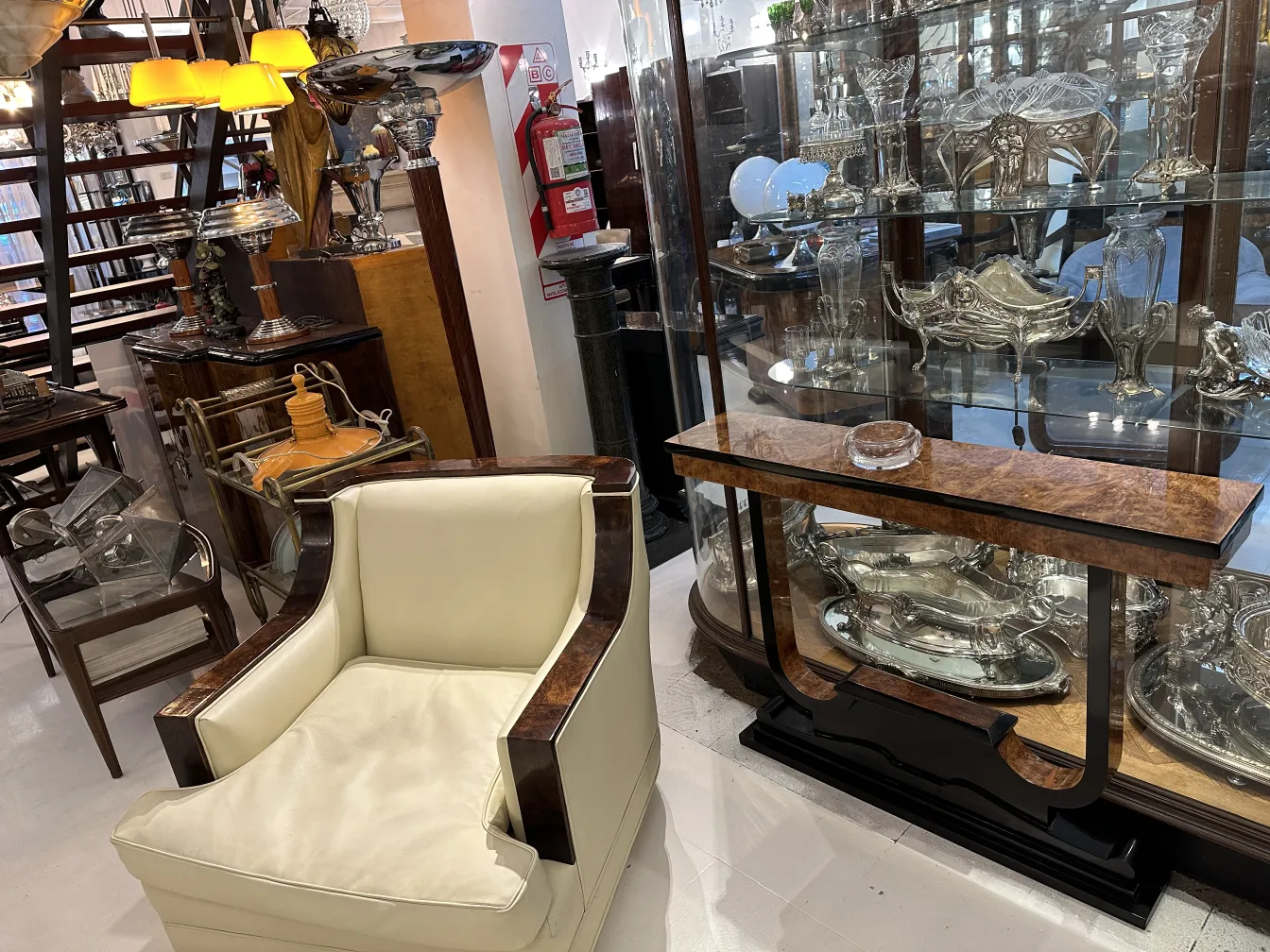 vitrine avec ancien cristal de murano et lampes