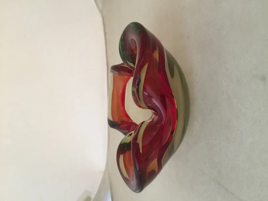 pièce décorative en cristal de murano avec des couleurs arrondies et ondulées