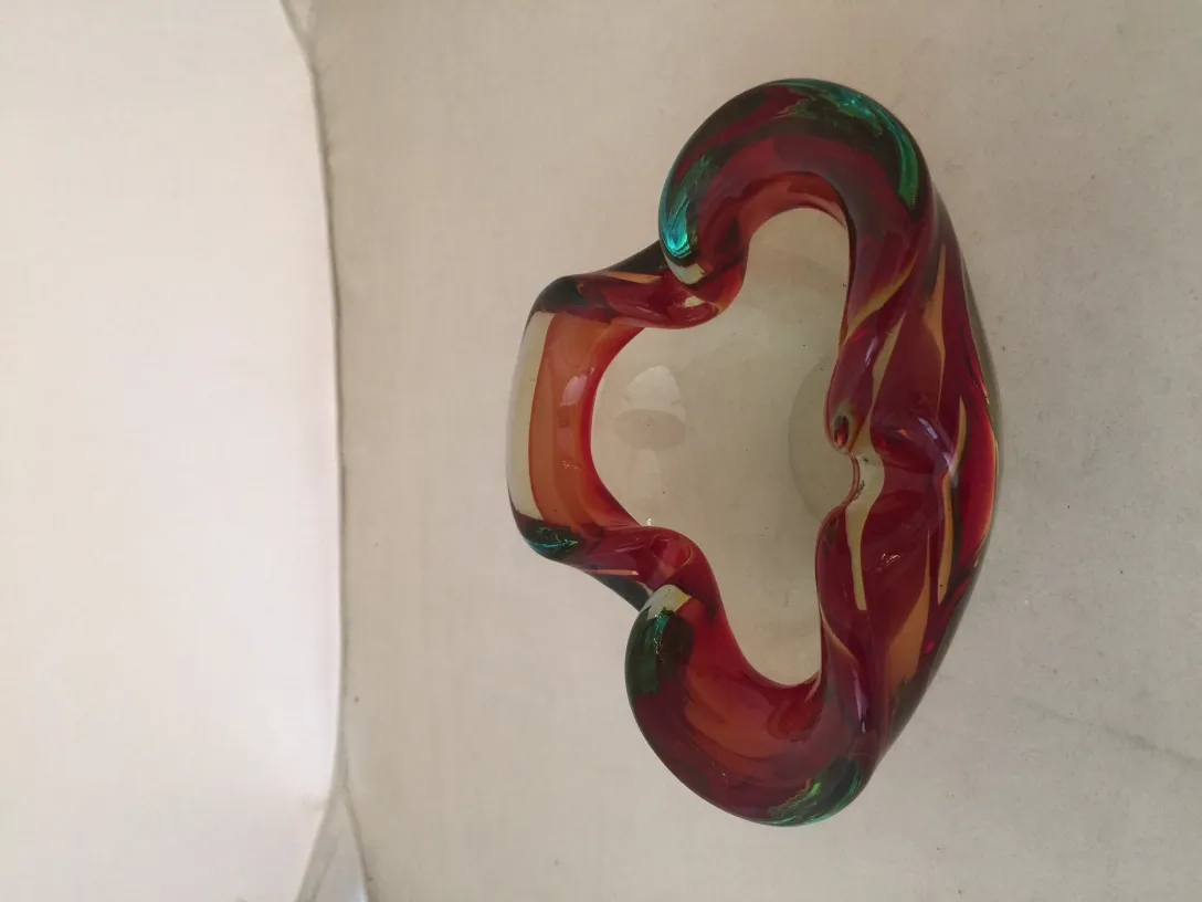 cristal de murano em tons de vermelho e verde com forma elegante