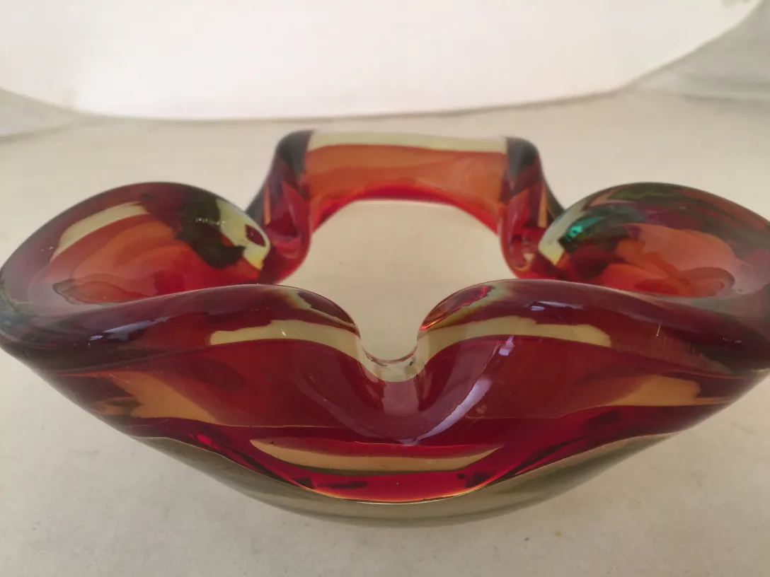 bol en cristal de murano rouge et jaune avec bords ondulés