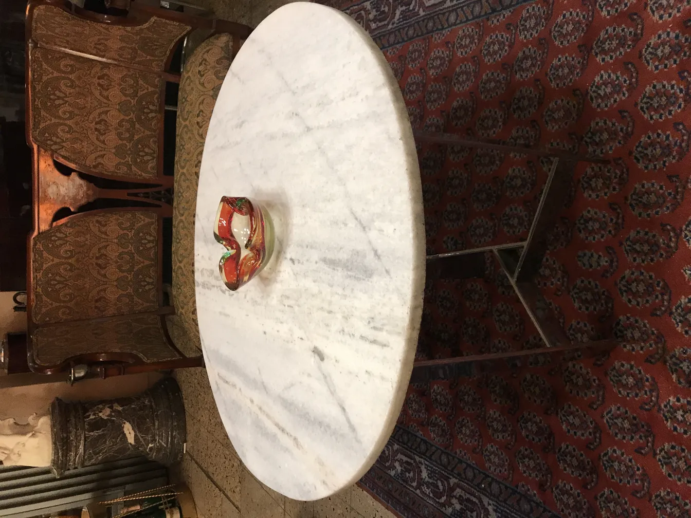 beau cristal de murano avec des couleurs vives sur une table