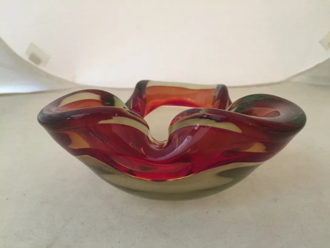 antico vetro di murano con colori vivaci e forme uniche