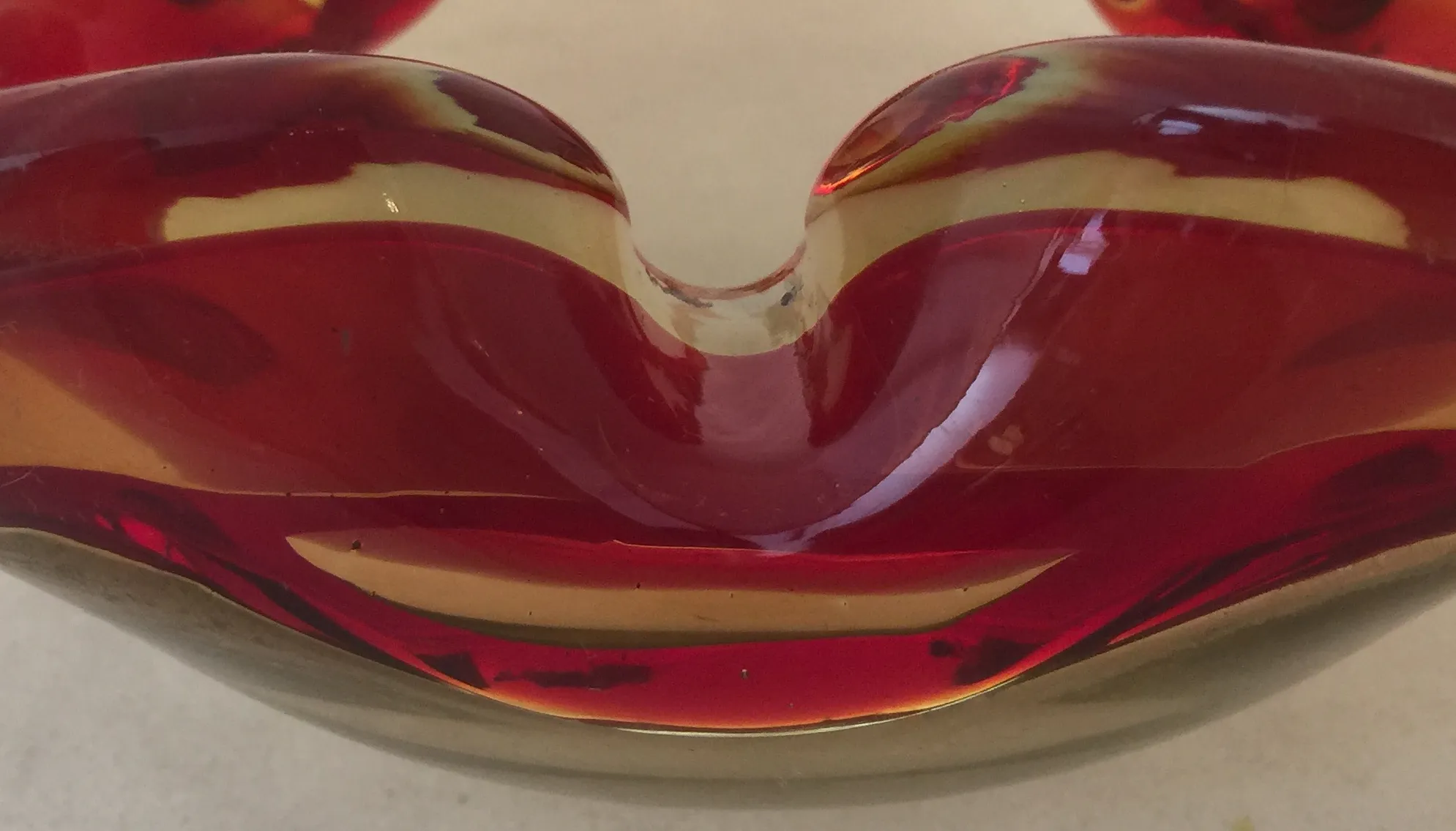 hermoso cristal murano rojo con formas elegantes