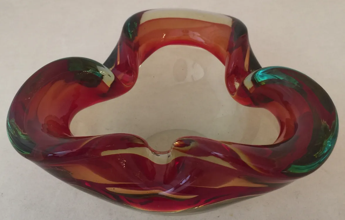 tigela antiga de cristal de murano com cores vibrantes