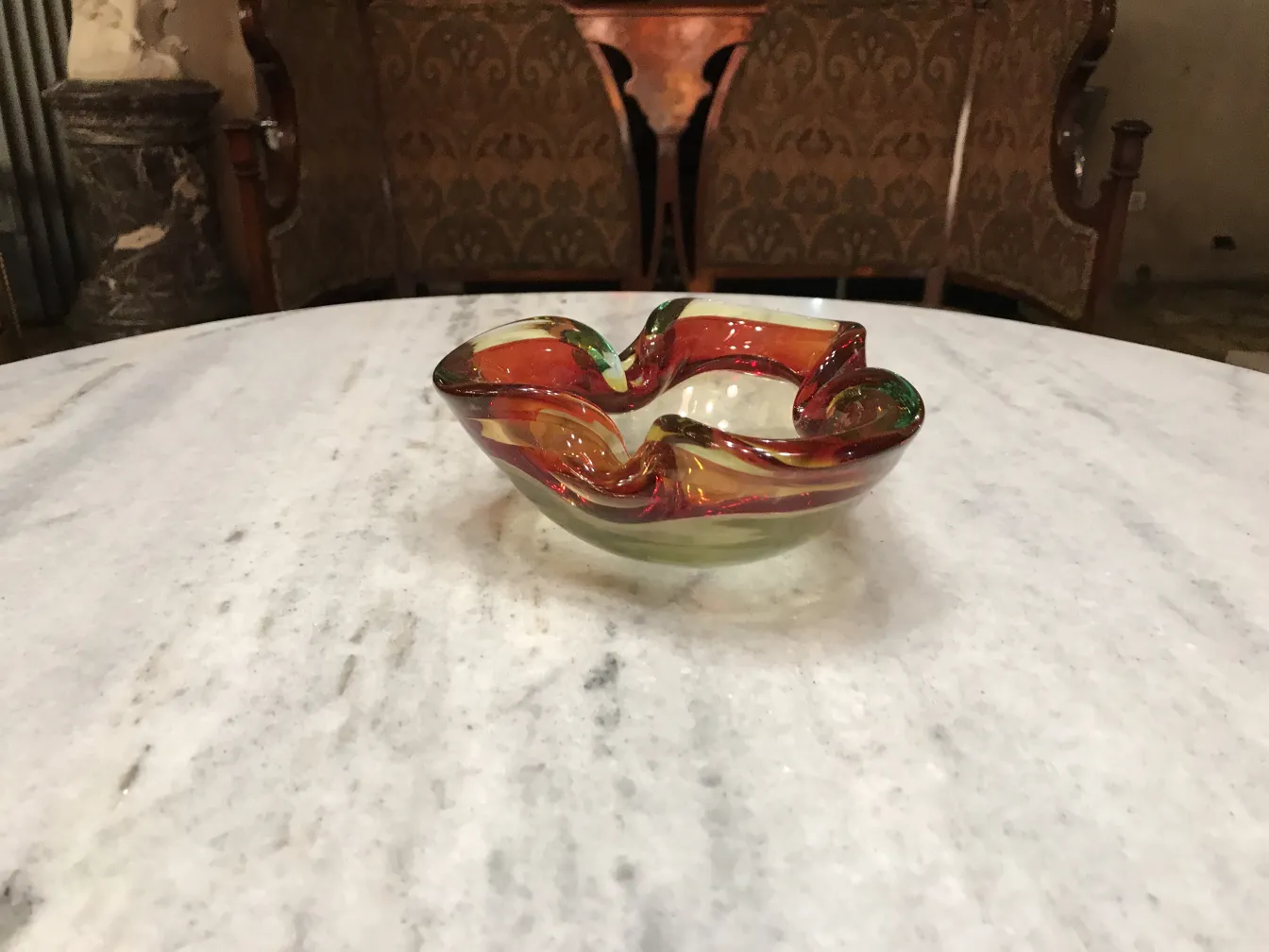 antiguo cristal de murano en tonos rojos y verdes en una mesa