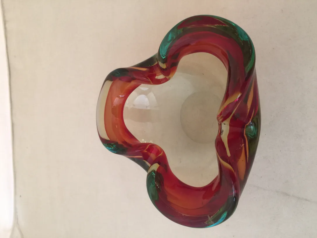 선명한 색상과 물결 모양의 형태를 가진 고대 무라노 유리 작품