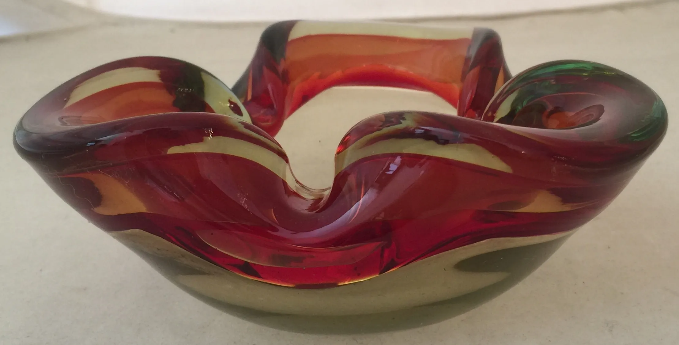 lindo cristal de murano com formato ondulado em vermelho e verde