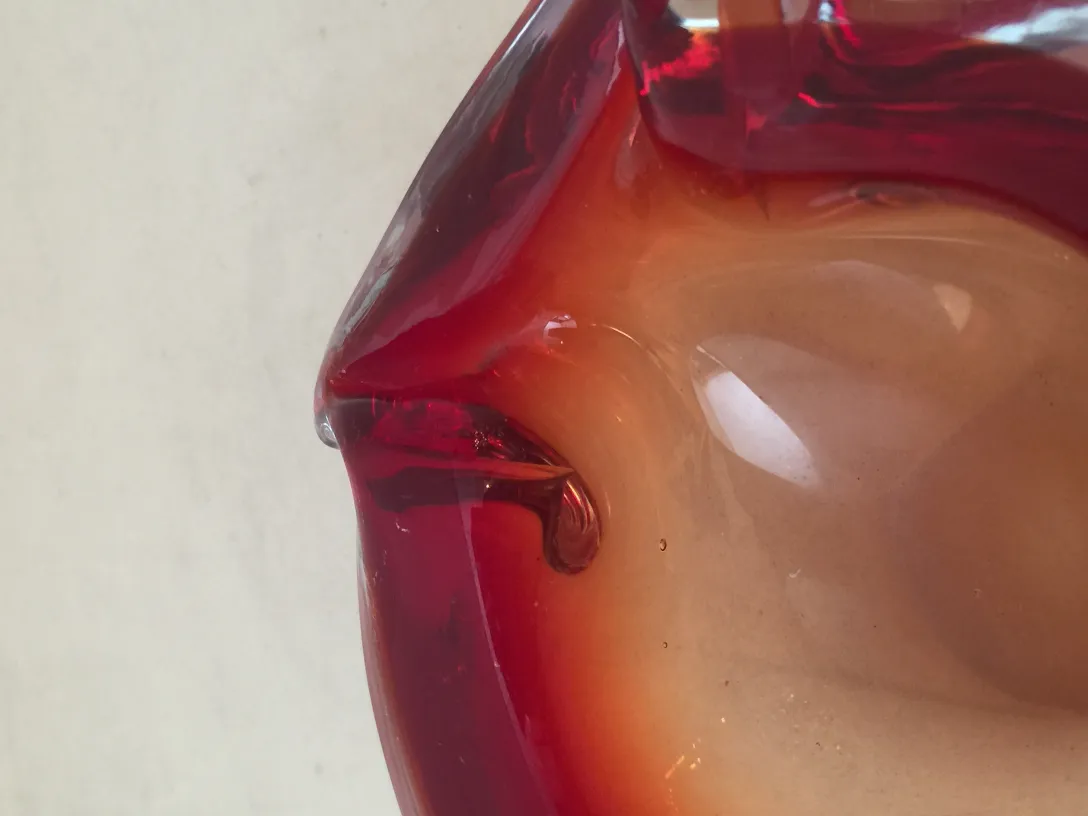 ancienne pièce décorative en cristal de murano rouge avec des détails doux