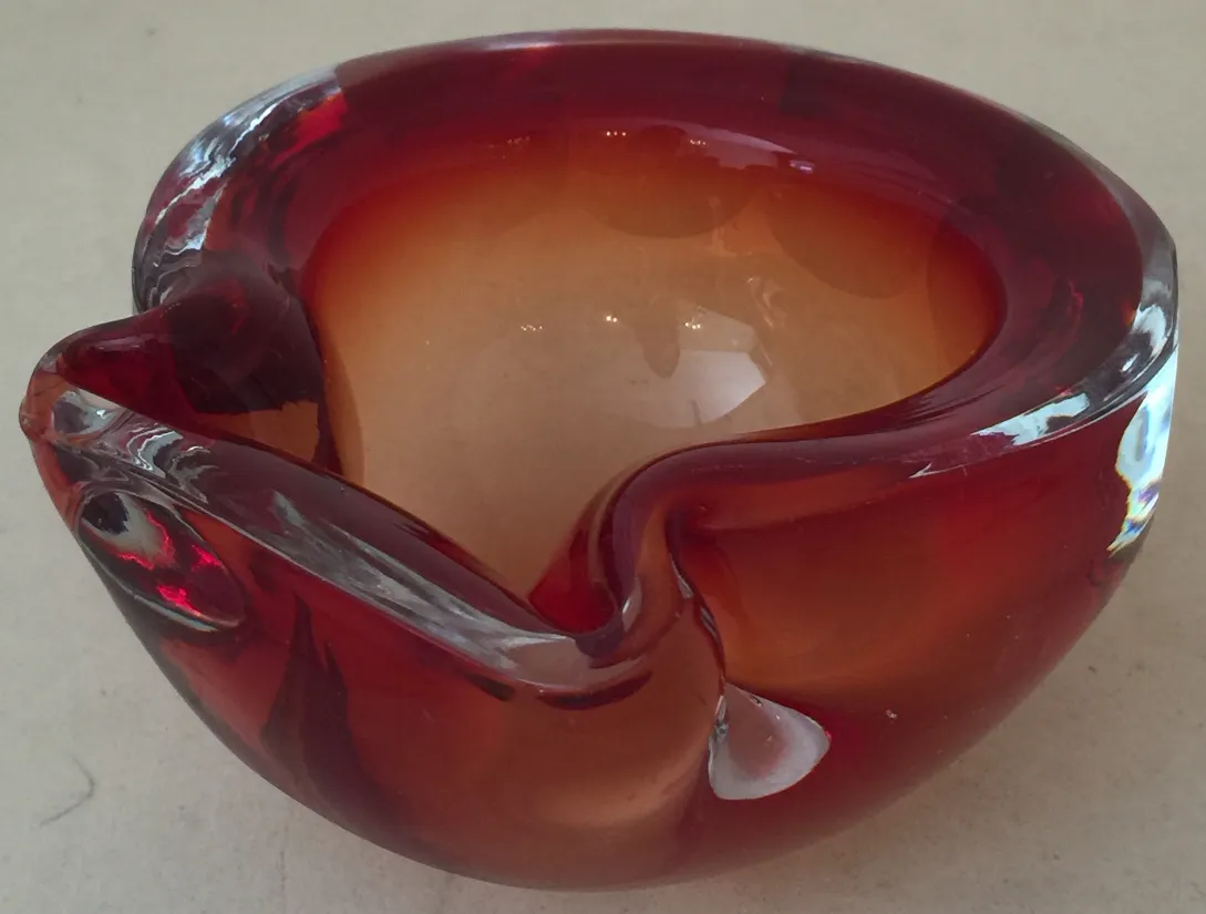 ancien cristal de murano dans une teinte rouge chaude, avec des formes douces