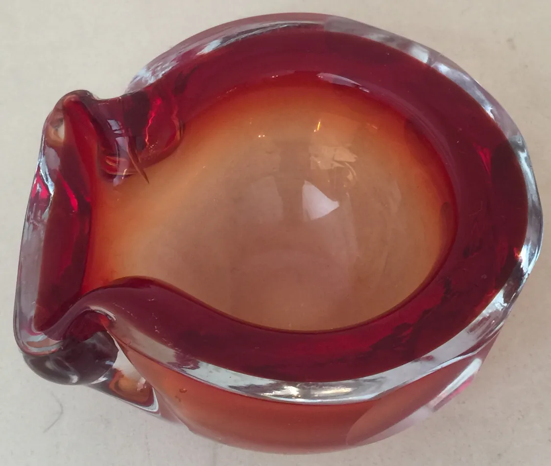 Cristal de Murano ancien rouge avec des formes élégantes