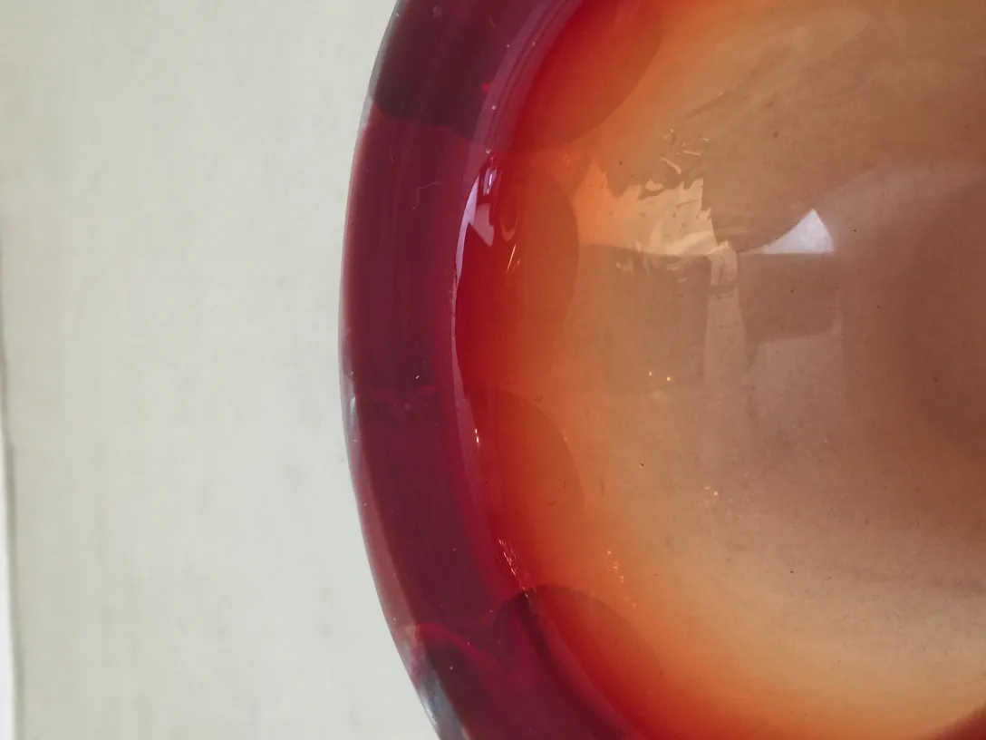 tigela decorativa em tons de vermelho e laranja