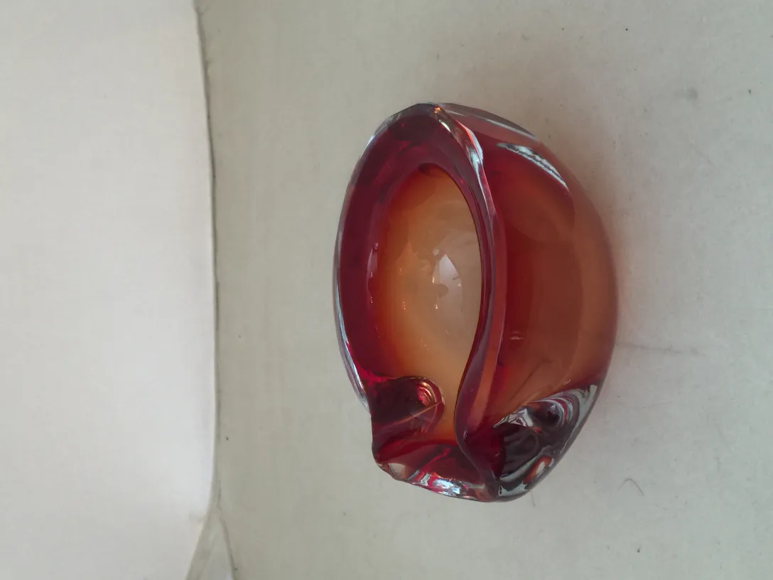 precioso cristal de murano antigo em tons vermelhos com forma elegante